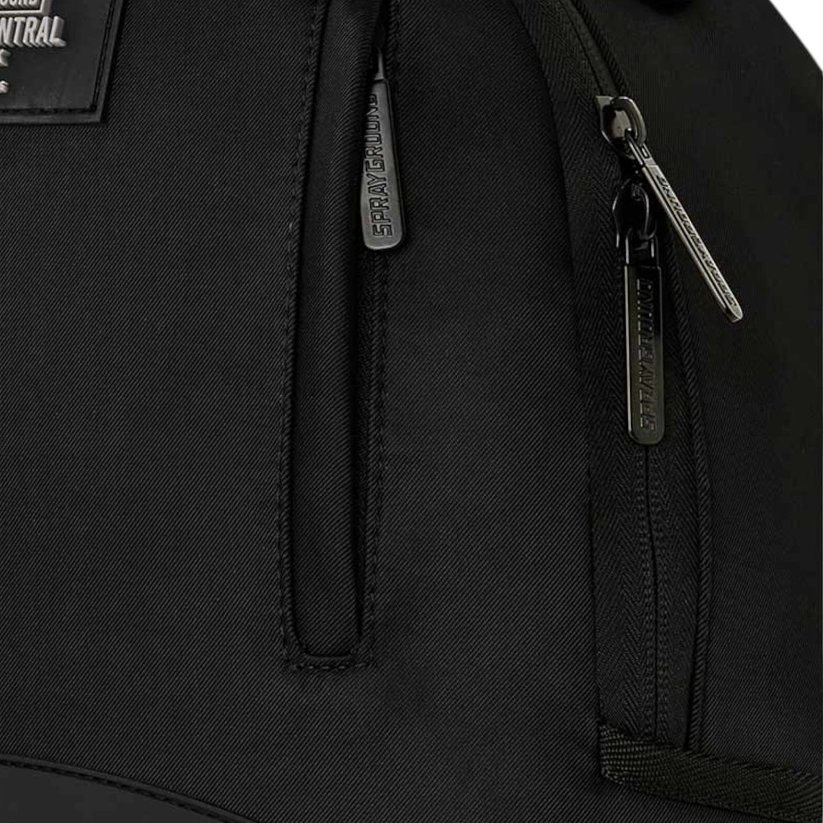 Zaino Sprayground Shark Central nero in nylon con Shark Mouth grigio embossed