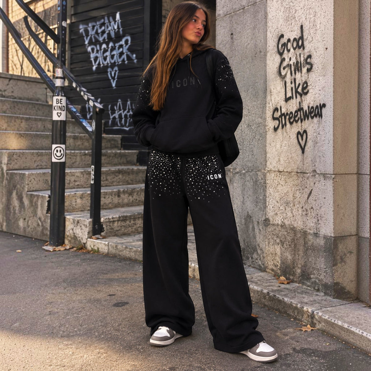 Pantapalazzo ICON Ragazza Nero in Felpa con Cascata di Strass
